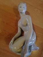Aquincum Budapest porcelán meztelen térdeplő női szobor