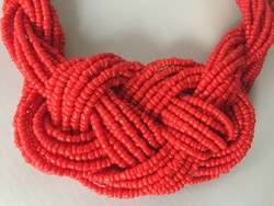Csodás piros gyöngyfűzérből álló, fonott nyaklánc (8F)