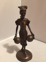 Lajosnak! Afrikai fém kisplasztika, vízhordó nő I., bronz-szerű ötvözetből szobor (N)