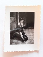 Régi gyerekfotó kisfiú bicikli vintage fénykép 