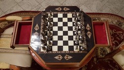 Törökországból behozott dekoratív sakkészlet 7-11 centis fém bábukkal. 