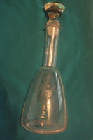 TÖBB mint 100 éves,(Art deco) szőlőfürt mintával csiszolt díszítéssel, üvegdugós BOROSÜVEG.