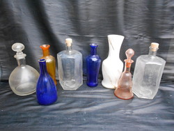 8 db üveg, váza, fedeles üveg, gyógyszertári üveg. Különböző méret, forma, szín, űrtartalom. 