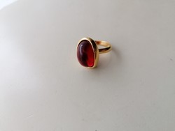 Ezüst, 925 ös aranyozott gyűrű bordó kővel díszítve 