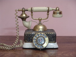 Régi dekoratív réz veretes telefon