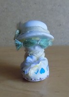 Pici porcelán kalapos lány figura szobor 5,5 cm (2/p)