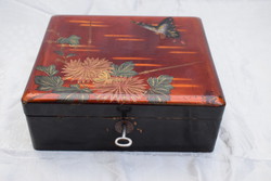 Antik fa dísz lakk doboz festett pillangó és virág díszítéssel kulccsal zárható 20 x 17,3 x 7,5 cm