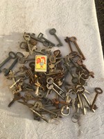 1 kisebb doboz régi vas fém kulcs - vintage dekoráció 