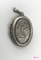 Historizáló, képtartós, ezüst medalion. XIX. sz. második fele.