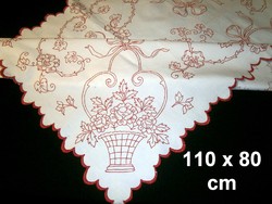 Nagyon régi de jó állapotú vászonra hímzett virágkosaras terítő 110 x 80 cm