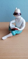 Hollóházi porcelán olvasó fiú 