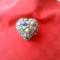 Indiai, ezüstözött színű szelence, szív alakú kis boboz,