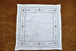Antik azsúrozott díszzsebkendő tálcakendő asztalközép , terítő , szalvéta  29 x 29 cm