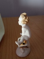 Dobókockán ülő/támaszkodó porcelán meztelen kisfiú/puttó figura