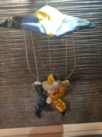 Sárkányrepülő porcelán bohóc