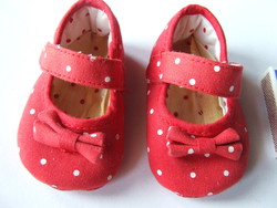 Bájos, piros színű, fehér pöttyös babacipő, baba cipő