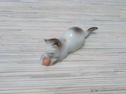 Zsolnay porcelán labdázó cica.