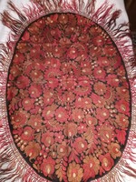Antik korú selyem matyó hímzésű ovális terítő 124 cm * 87 cm + rojt
