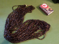 Barnás - rezes , apró gyöngyökből álló nyaklánc . 64 cm hosszú .