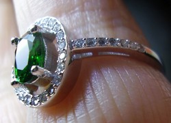 925 ezüst gyűrű 19,3/60,6 mm, smaragddal ás cirkóniákkal