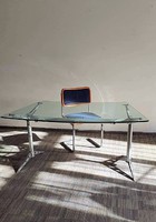Korabeli posztmodern indusztriális íróasztal