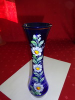 Kobalt kék üveg váza, kézzel festett virágokkal, magassága 23 cm. Vanneki! Jókai.