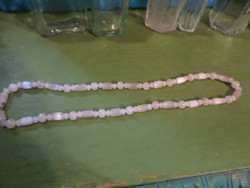 Különleges , hántolt , rózsaszín és tejfehér üveggyöngyökből és rózsakvarcból álló nyaklánc .