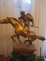 Hatalmas és súlyos lovas szobor