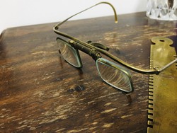 Nagyon régi szemüveg és egy órás mérőeszköz