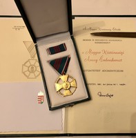 Magyar Köztársasági Arany Érdemkereszt , adományozóval, meghívóval 1997 Göncz Árpád aláírásával