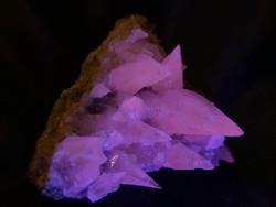 Természetes, fluoreszkáló Kalcit kristálycsoport az anyakőzetén. Gyűjteményi ásvány. 87 gramm