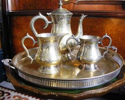 Meseszép, antik, valaha ezüstözött kávé vagy tea szervírozó készlet, hozzá illő nagy tálcával
