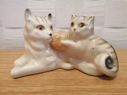 Jelzett porcelán, gombolyaggal játszó cicák