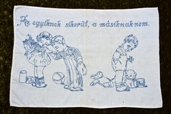 Antik néprajzi hímzett kézimunka hímzés mintás szöveges magyar falvédő dekoráció 79 x 54 cm