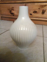 Vékonyfalú fehér váza