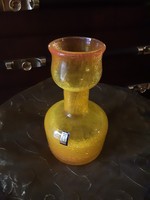 Karcagi fátyolüveg 18 cm es váza, ragyogó narancs szín, elegáns forma, jelzett cimke ,vitrin állapot