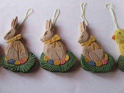 Aranyos tavaszi, húsvéti dekoráció: fából készült, felakasztható nyúl, nyuszi figurák és egy csirke