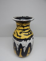 Gorka Lívia,sárga,fekete csíkos váza