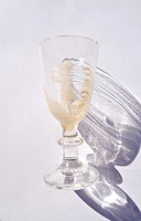 Jelenetes, szakított üveg, röviditalos pohár