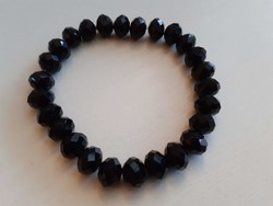 Szép csillogó csiszolt fekete cseh kristály karkötő karlánc gumira fűzve