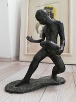 Követ cipelő fiú bronz kisplasztika szobor