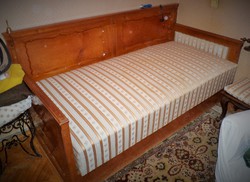 Biedermeier ágy fotelekkel