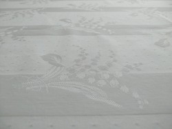 Asztalterítő, abrosz damaszt téglalap alakú 165x125 cm-es , gyöngyvirág mintás finom anyag