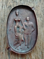 Patinás bronz hamutartó -pajzán jelenettel