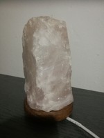 Rózsakvarc ásványból készült lámpa
