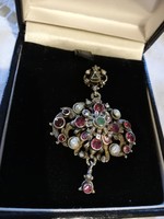 Eladó antik ezüst ötvös ékszer medál rubin, smaragd, barokk gyöngy ékítéssel!