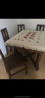 1920-30-as években készült egyedi tölgyfa étkezőasztal 4 székkel.Az asztal fiókkal  rendelkezik
