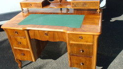 Kilenc fiókos felépítményes neobarokk felújított íróasztal.