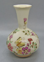 B197 Zsolnay virágmintás 16 cm-es váza - kis lepattanás a tetjén