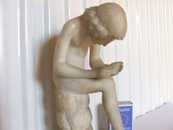 Tüskehúzó, tövishúzó fiú-klasszikus témájú alabástrom szobor